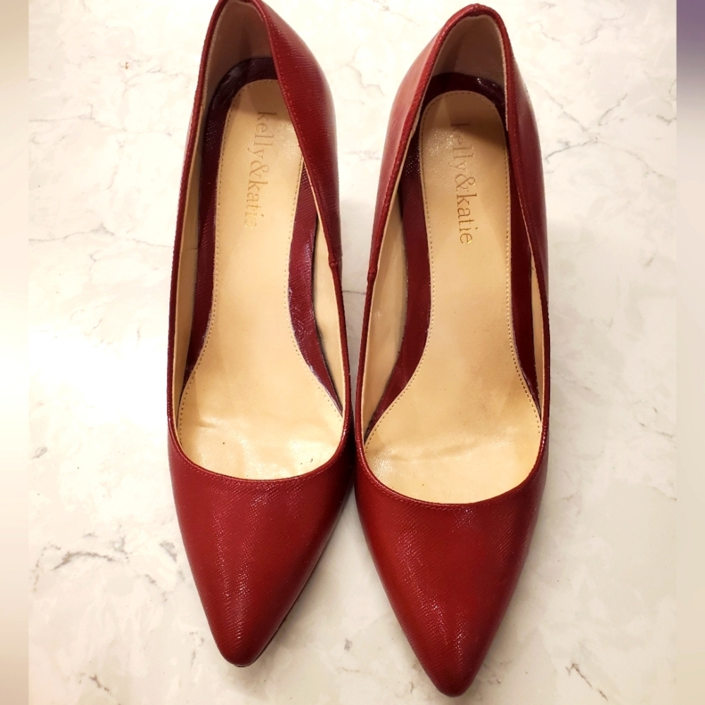 KELLY & KATIE TESSA PUMP in Red